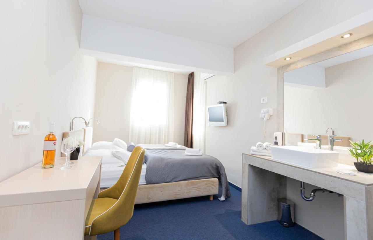 Hotel Bozikovina 3 โปดสตรานา ภายนอก รูปภาพ