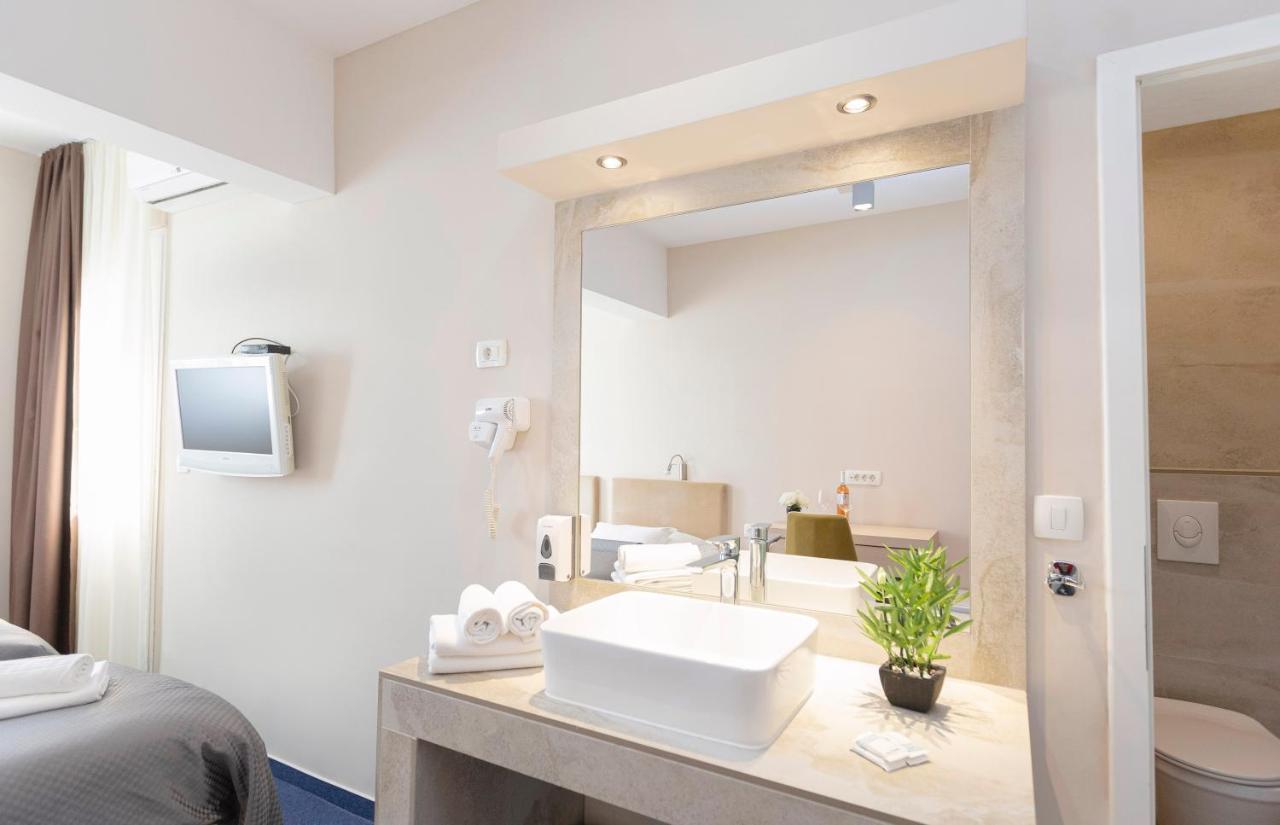 Hotel Bozikovina 3 โปดสตรานา ภายนอก รูปภาพ