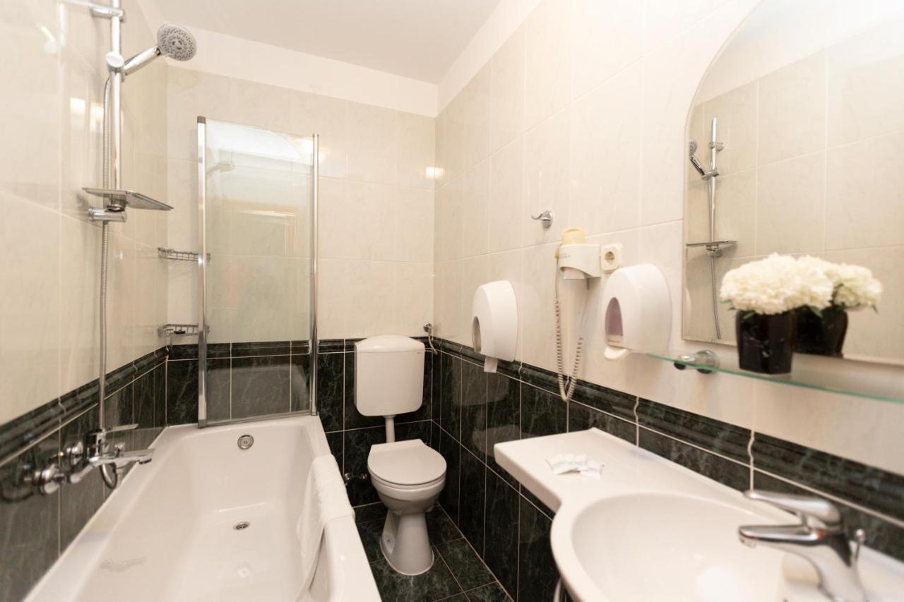 Hotel Bozikovina 3 โปดสตรานา ภายนอก รูปภาพ
