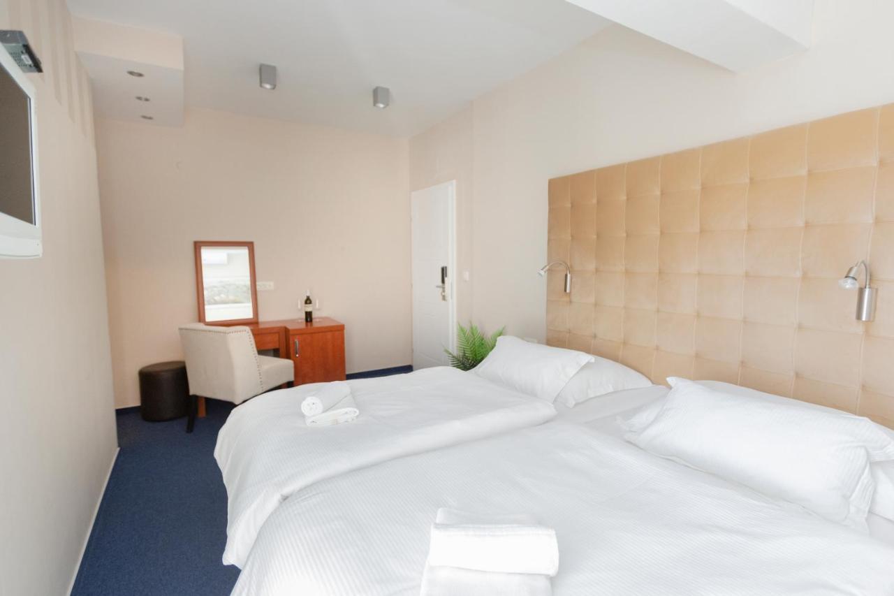 Hotel Bozikovina 3 โปดสตรานา ภายนอก รูปภาพ